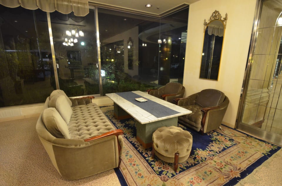 Lobby lounge
