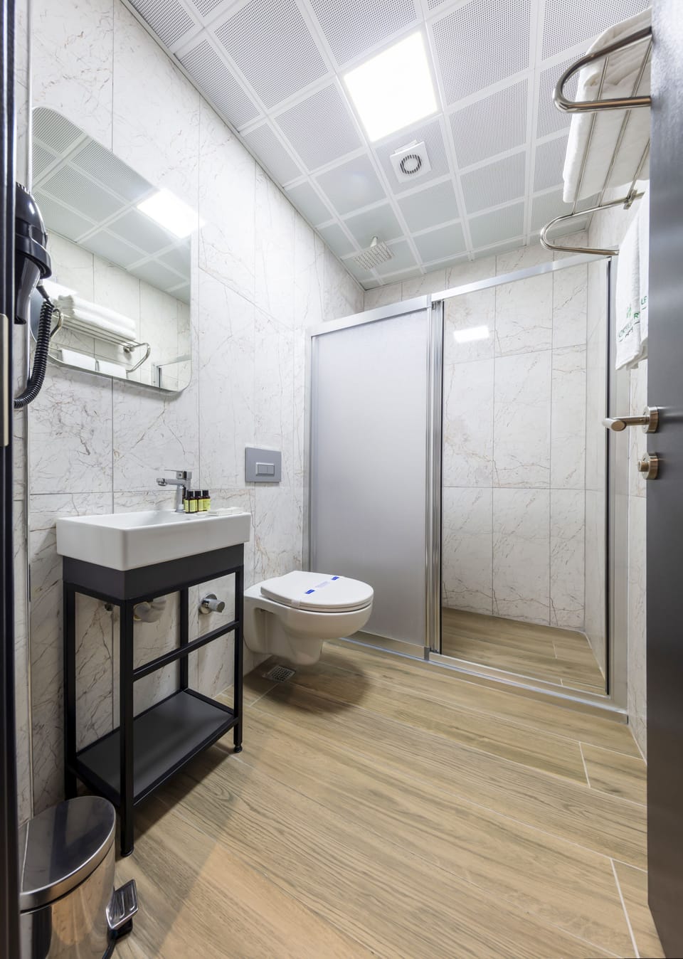 Deluxe Double or Twin Room | Bathroom | Shower, rainfall showerhead, free toiletries, hair dryer