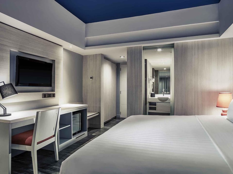 Superior Room, 1 King Bed, Park View | In-room safe, desk, free cribs/infant beds, free WiFi