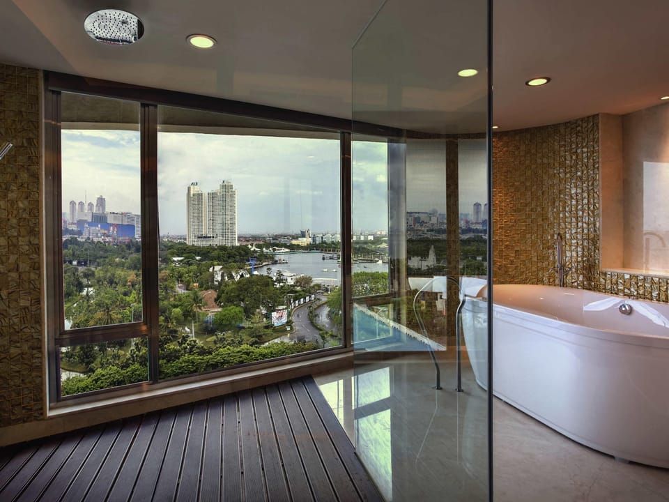 Royal Suite, 1 King Bed, Ocean View | In-room safe, desk, free cribs/infant beds, free WiFi