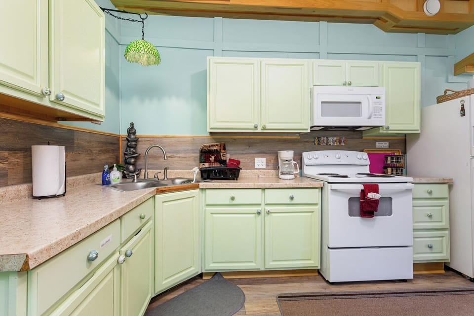 Frog Hollow - Fully Stocked Kitchen