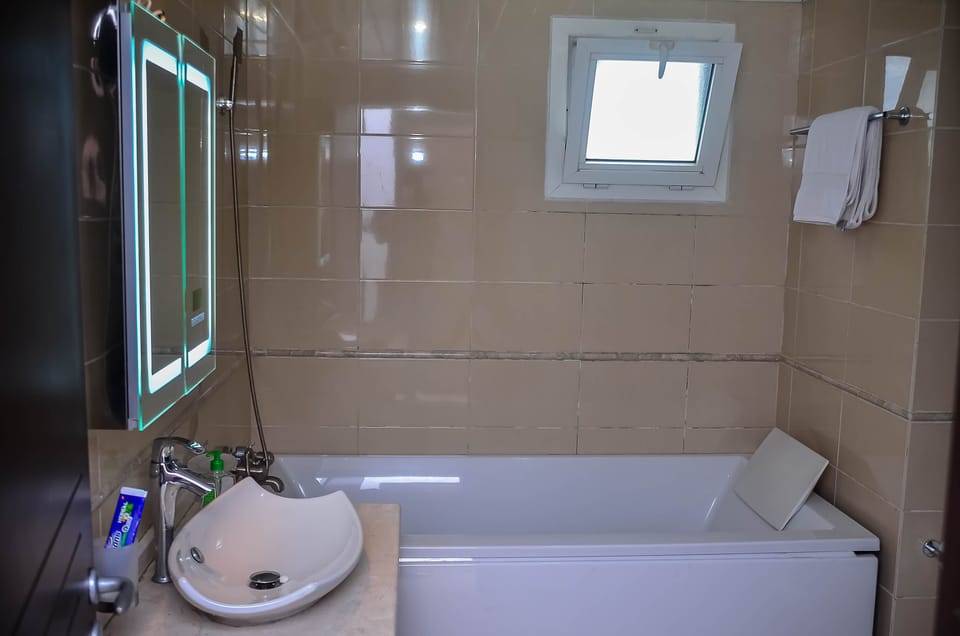Executive Suite | Bathroom | Shower, rainfall showerhead, hair dryer, slippers