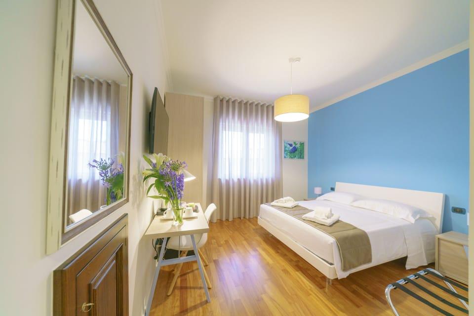 Camera Queen Superior | Premium bedding, down comforters, memory foam beds, in-room safe