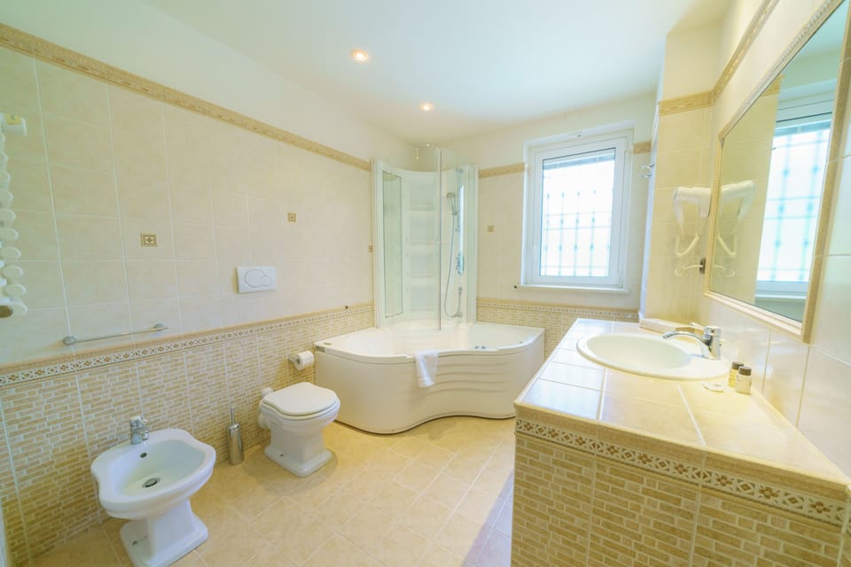 Suite Queen con vasca idromassaggio | Bathroom | Free toiletries, hair dryer, bidet, towels