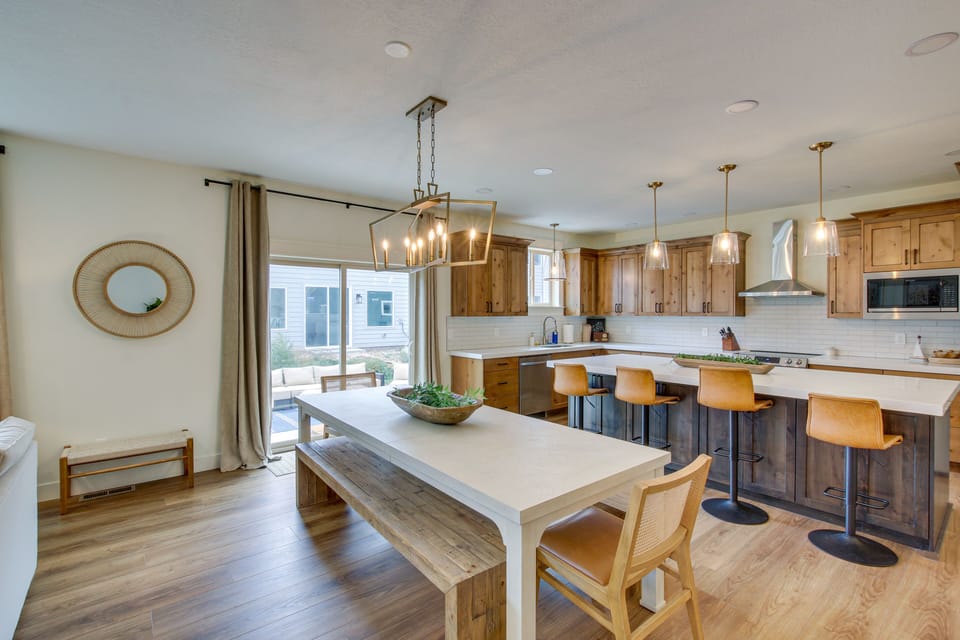 Dining Area | Free WiFi | Dishware & Flatware