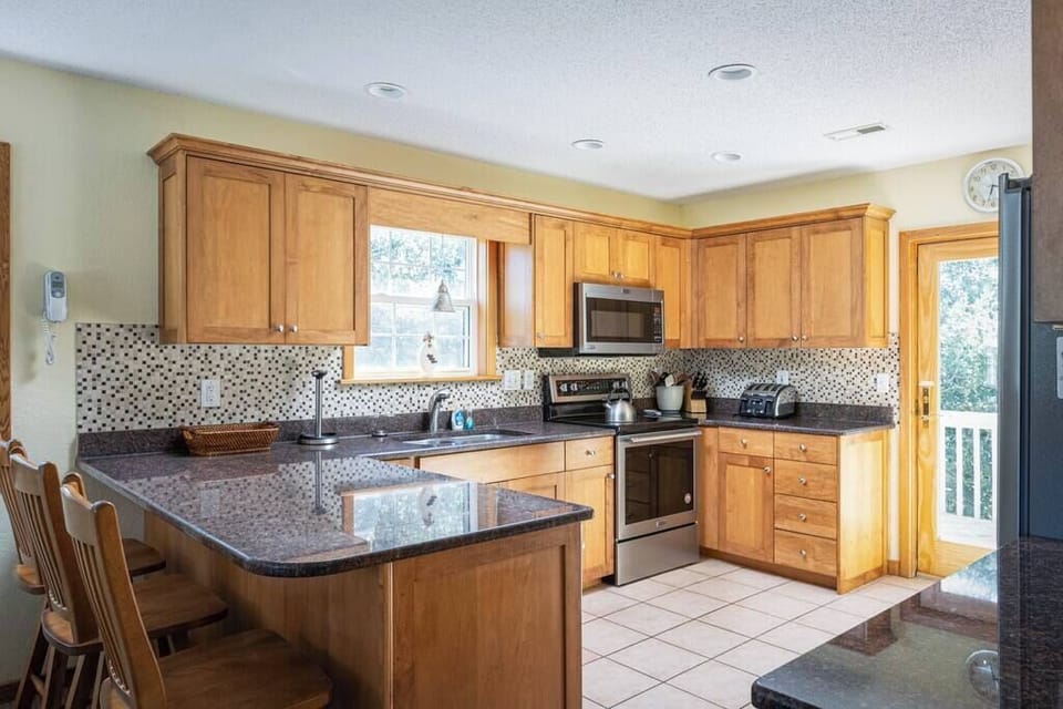 Fully Stocked Kitchen w/ Deck Access (cooking utensils, microwave, electric range, Keurig & Drip, and many more)