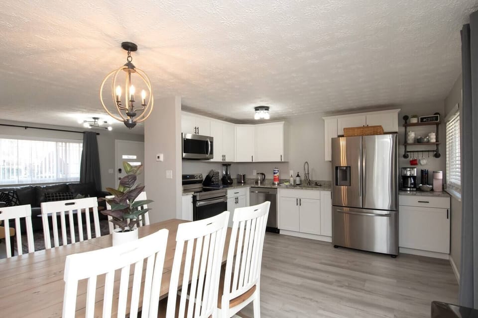 Prepare delicious meals in our newly remodeled kitchen, featuring modern cabinets and stainless steel appliances. Whip up a feast or enjoy a cup of coffee from our coffee bar. 🍳☕