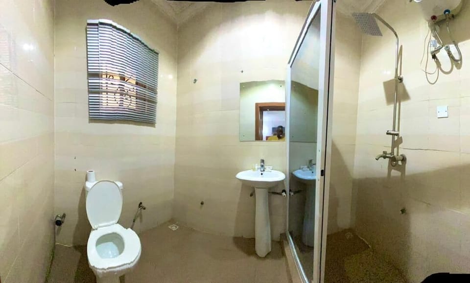 Classic Room | Bathroom | Shower, rainfall showerhead, hair dryer, towels