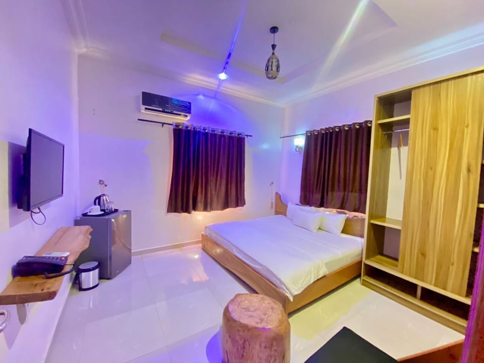 Traditional Apartment | Desk, laptop workspace, free WiFi