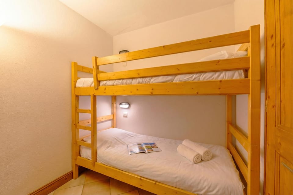 Twin bedroom