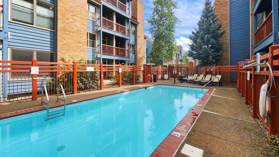 Enjoy the many shared amenities the home includes such as an outdoor hot tub & pool, a fitness center, and a lovely courtyard with patio tables & chairs.