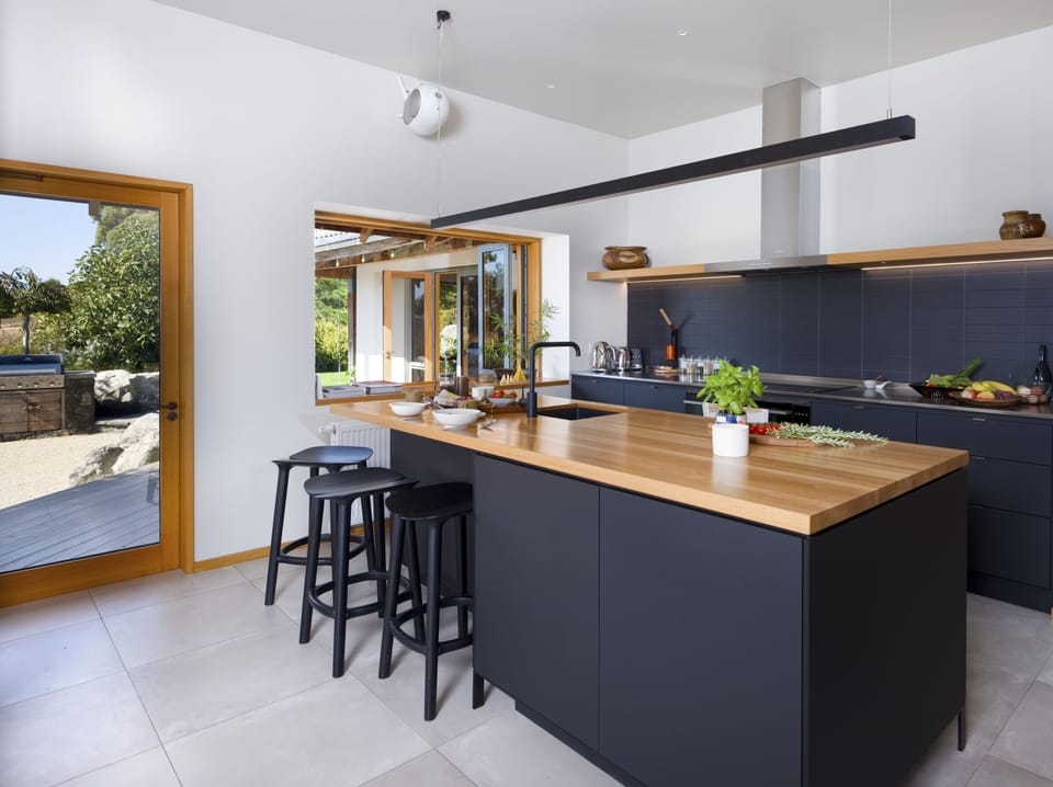 Deluxe House | Private kitchen | Dining table