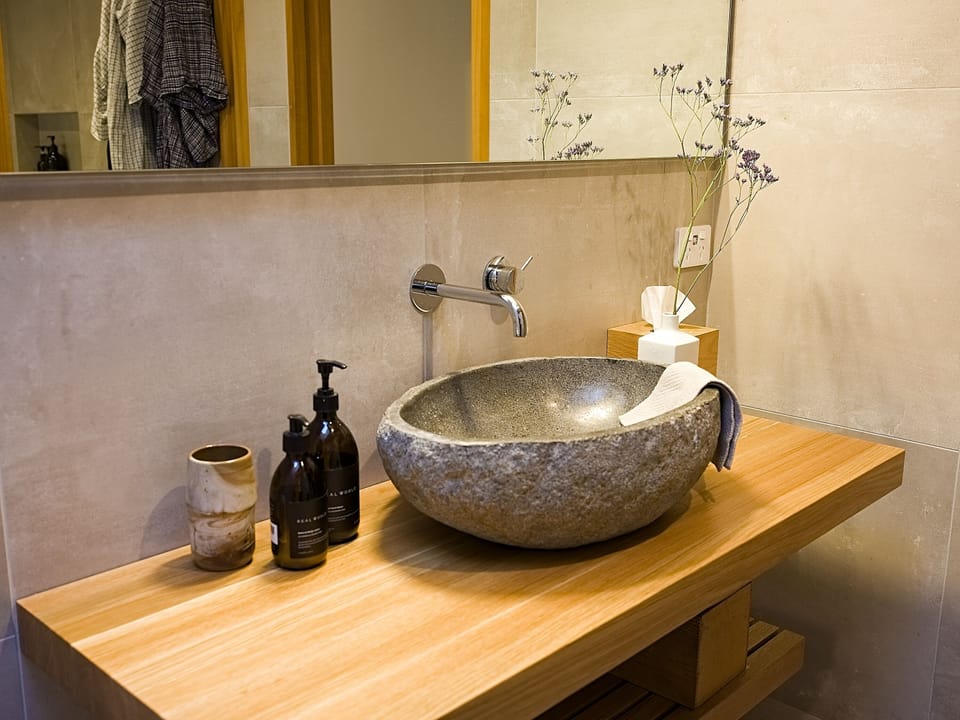 Deluxe House | Bathroom | Shower, hydromassage showerhead, designer toiletries, hair dryer