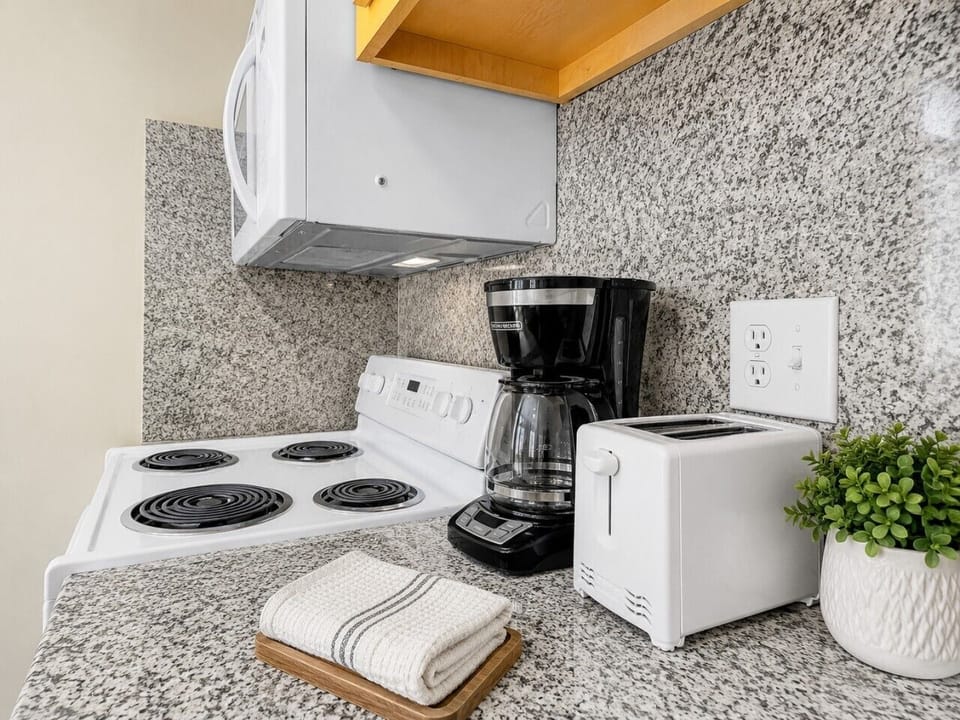 Drip coffee maker and toaster