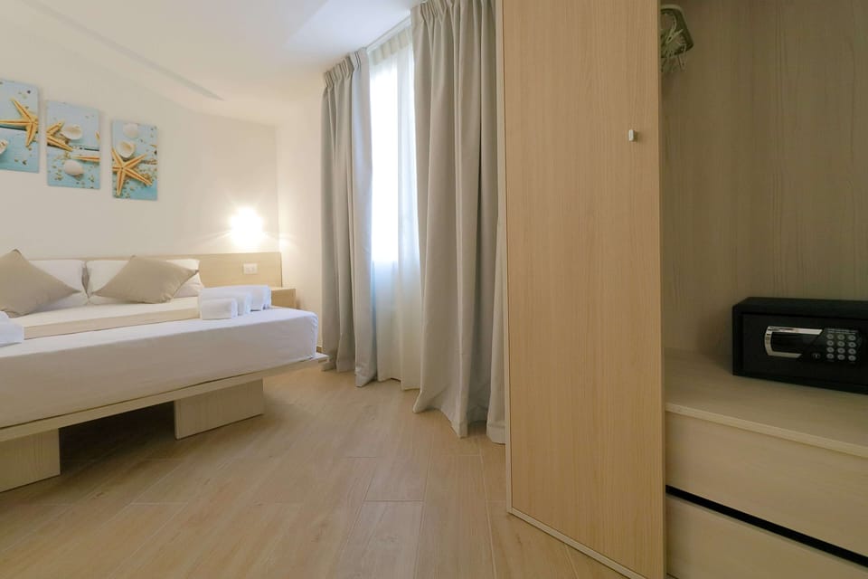 In-room safe, desk, soundproofing, free WiFi