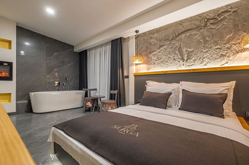 Premium Room, Pool View | Premium bedding, minibar, in-room safe, individually decorated