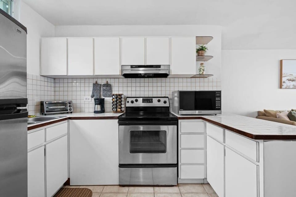 The fully equipped kitchen includes an oven, stove, microwave, toaster and fridge.