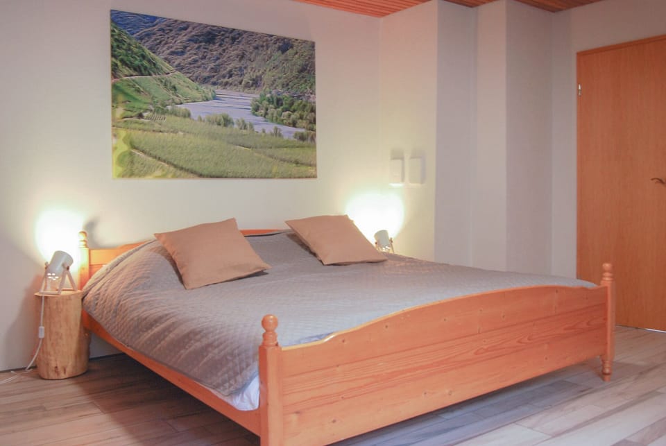Economy Room | Hypo-allergenic bedding, in-room safe, blackout drapes