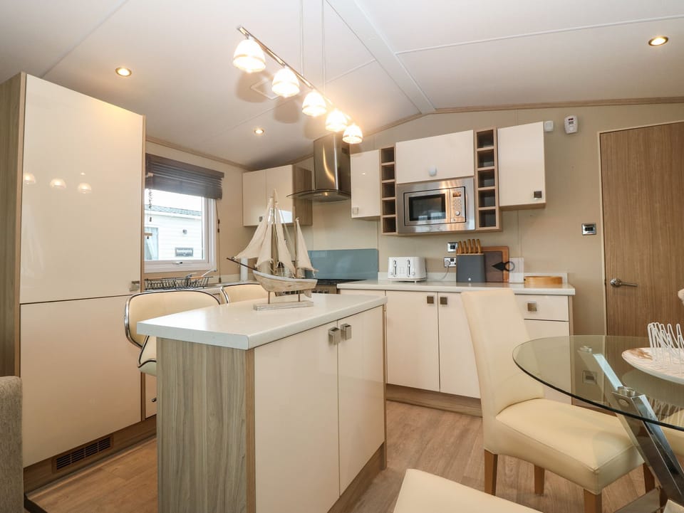 Cottage | Private kitchen | Fridge, dishwasher, electric kettle, toaster