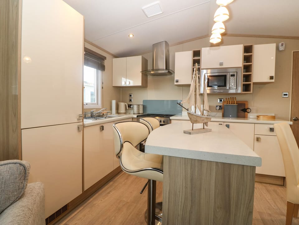 Cottage | Private kitchen | Fridge, dishwasher, electric kettle, toaster