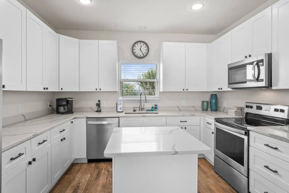 `Bright Coastal Kitchen – Modern Appliances & Island Perfect for Beachside Meals`