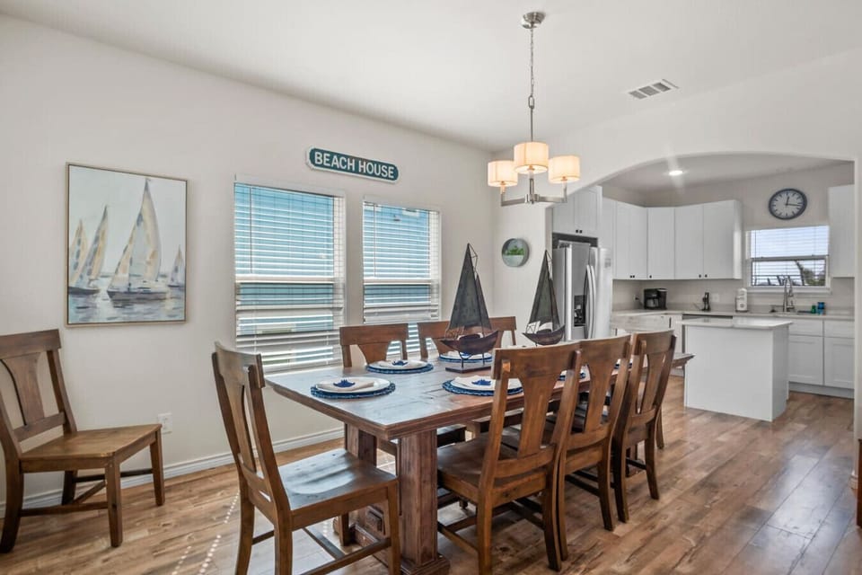 `Spacious Dining Area Overlooking Bright, Airy Kitchen – Perfect for Entertaining`