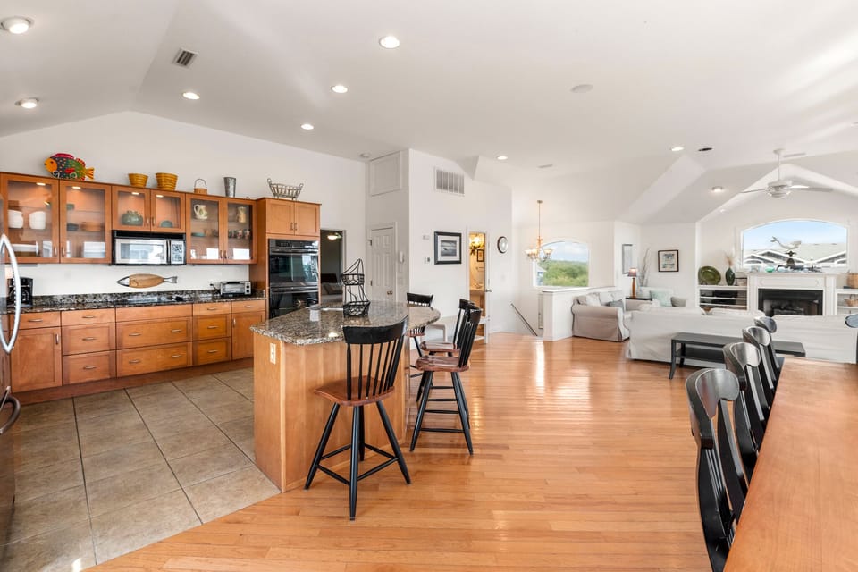 SH11: Casa Sirena | Top Level Dining Area and Kitchen