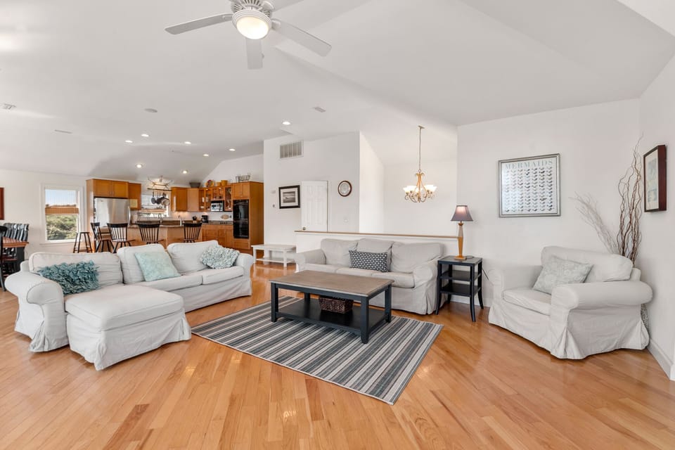 SH11: Casa Sirena | Top Level Living Area