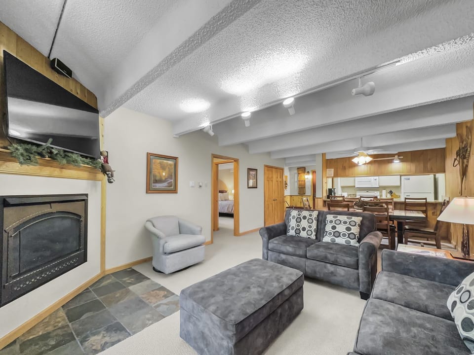 Condo, 2 Bedrooms | Living area