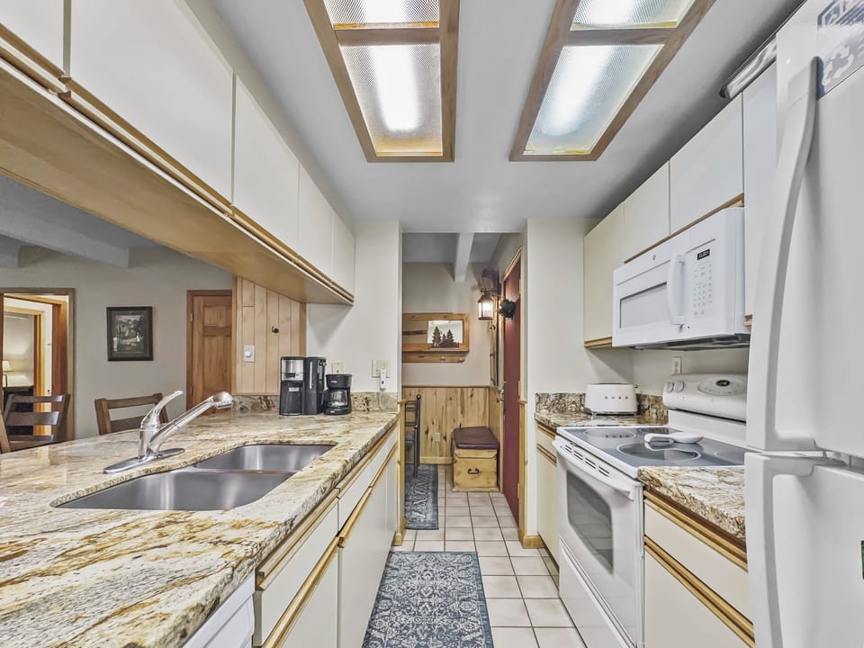 Condo, 2 Bedrooms | Private kitchen | Fridge, oven, coffee/tea maker, toaster