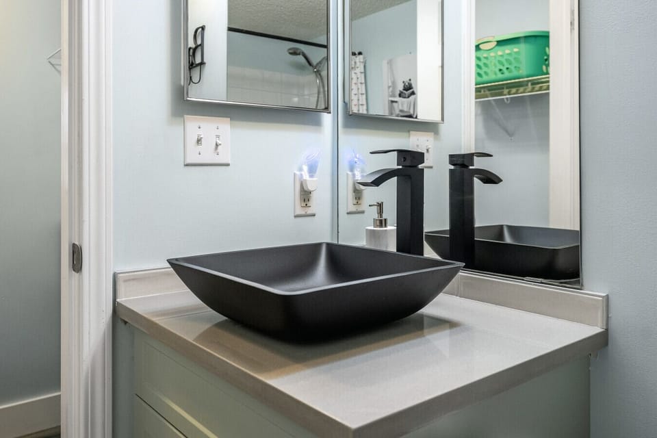 Primary bedroom ensuite bathroom with a shower/tub combo.