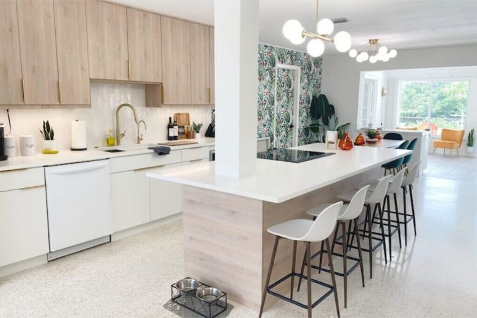 Fully equipped kitchen. Open and airy layout.