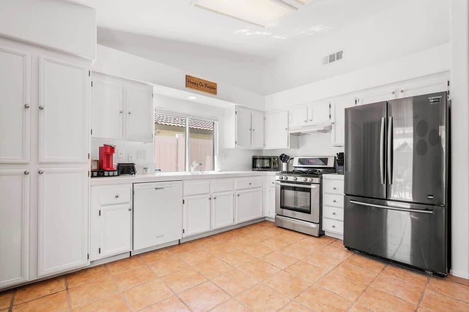 Enjoy the large kitchen!