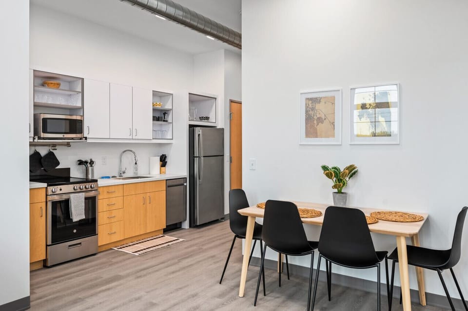 Perfectly blended kitchen and dining 🍴🪴