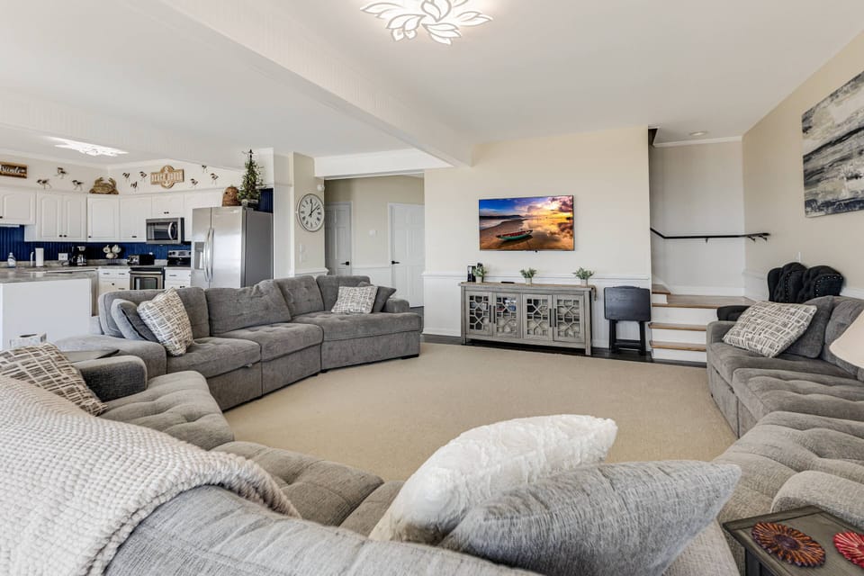 Spacious living room with ample seating—perfect for big groups!
