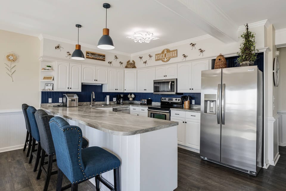 Kitchen breakfast bar with seating for 4, perfect for meals.