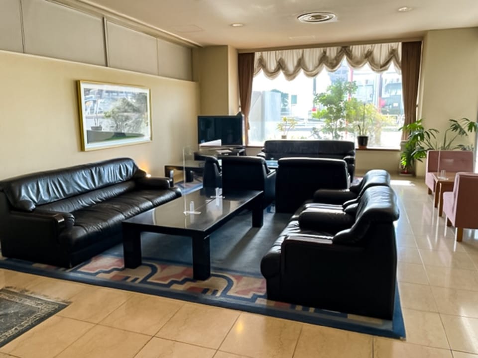 ・[Entrance Lobby] Sit on the large sofa and relax.