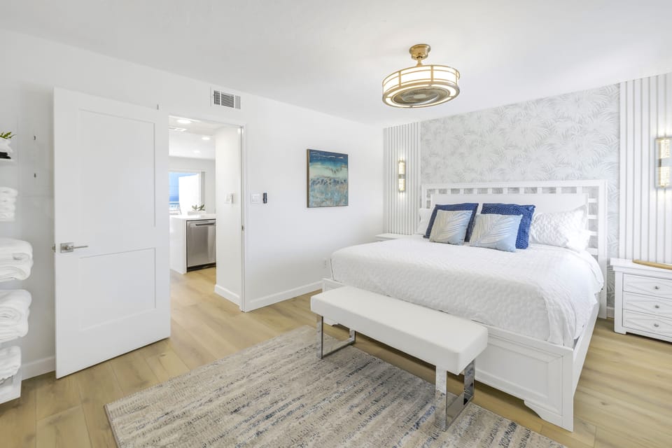 King master bedroom with bench seating.