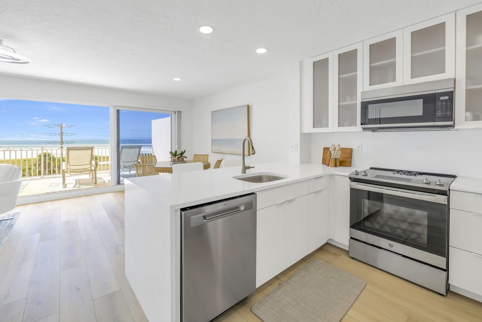 Full kitchen with breakfast bar for two.