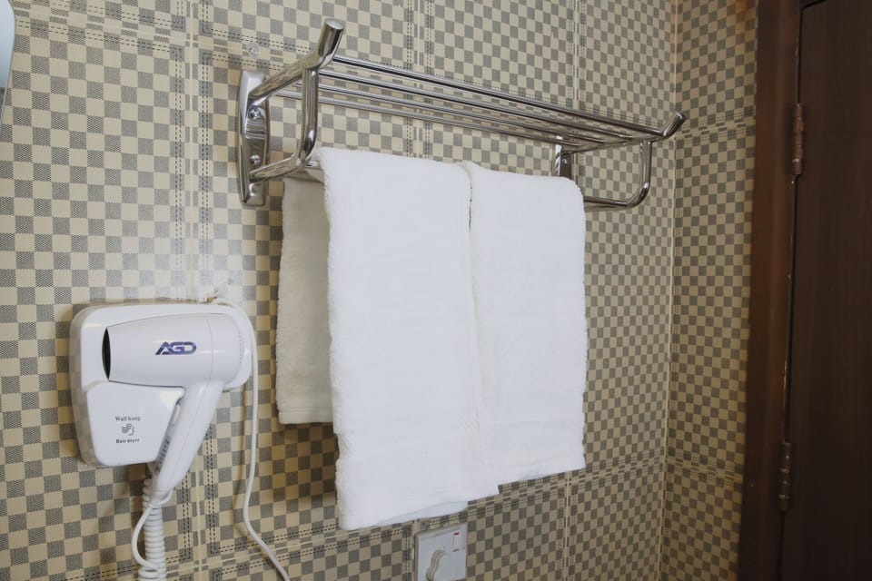 Jetted tub, hydromassage showerhead, free toiletries, hair dryer