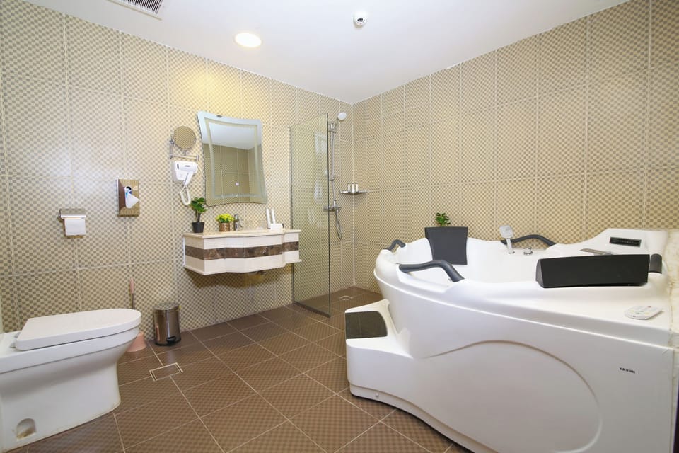 Family Suite | Bathroom | Jetted tub, hydromassage showerhead, free toiletries, hair dryer