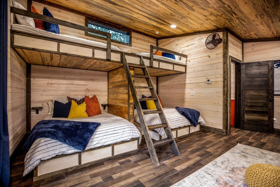 3rd bedroom 2/full over queens