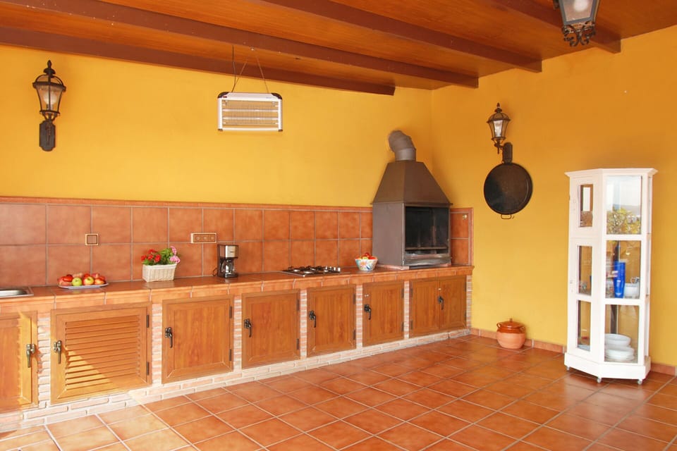 There really is a full outdoor kitchen in the patio. 