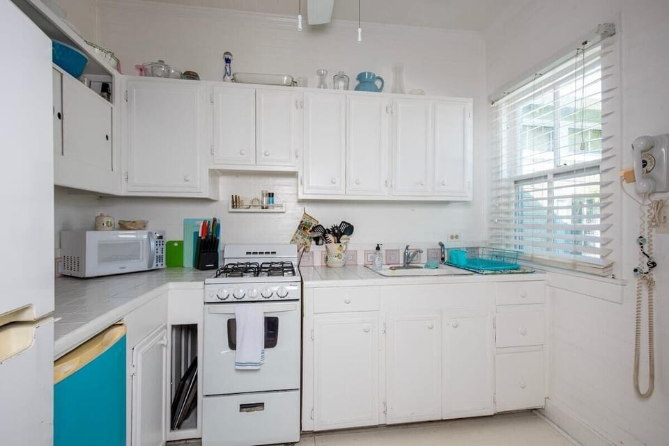Fully equipped kitchen.