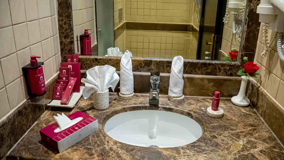 Junior Suite Haram View | Bathroom | Hair dryer, slippers, bidet, towels