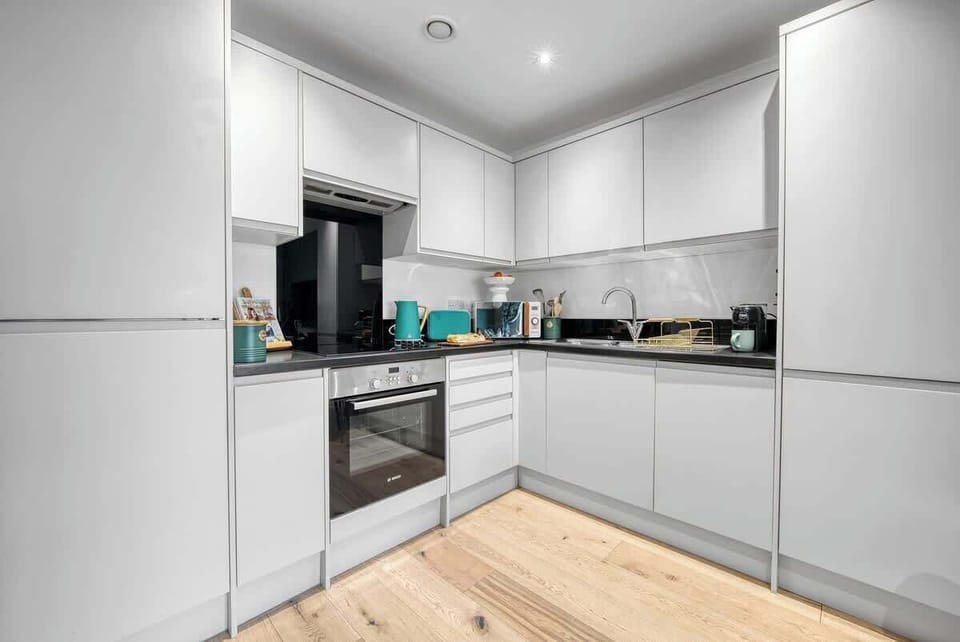 Fully equipped kitchen at Blue Puffin Stays Short Lets & Serviced Accommodation