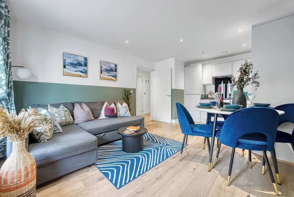 Living area and dining area combined at Blue Puffin Stays Short Lets & Serviced Accommodation