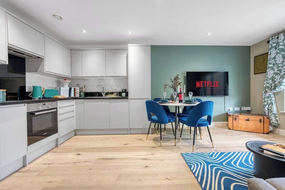 Dining area with flat-screen TV installed with ready to use Nextflix app at Blue Puffin Stays Short Lets & Serviced Accommodation