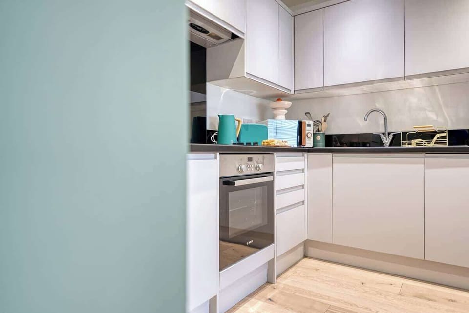 Fully equipped kitchen at Blue Puffin Stays Short Lets & Serviced Accommodation