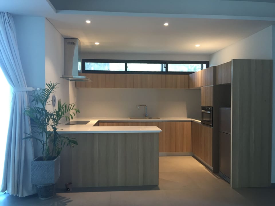 Coffee/tea maker, full-size fridge